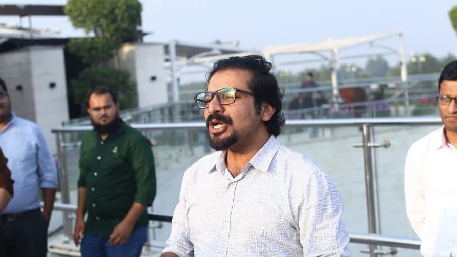 Umair Jaliawala mid-session with a small group outdoors
